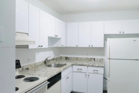 Condominio en venta en Pinecrest, Florida, 1 dormitorio, 62.43 m2 № 1021395 - foto 6