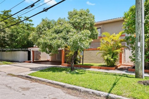 Villa ou maison à vendre à Miami, Floride: 3 chambres, 249.81 m2 № 1021396 - photo 2