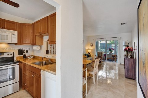 Condo in Lauderdale Lakes, Florida, 2 bedrooms  № 1058715 - photo 5