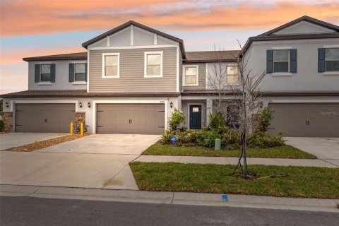 Townhouse in BRYANT SQUARE

 in New Port Richey, Florida 3 bedrooms, 215.44 sq.m. № 1357334 - photo 1