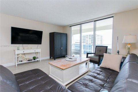 Condo in Hollywood, Florida, 2 bedrooms  № 1357176 - photo 2