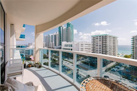 Condo in Hollywood, Florida, 2 bedrooms  № 1357176 - photo 1