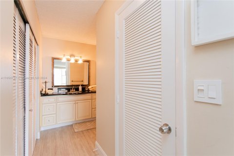 Condo in Hollywood, Florida, 2 bedrooms  № 1357176 - photo 26