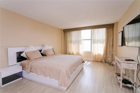 Condo in Hollywood, Florida, 2 bedrooms  № 1357176 - photo 23