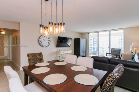 Condo in Hollywood, Florida, 2 bedrooms  № 1357176 - photo 10