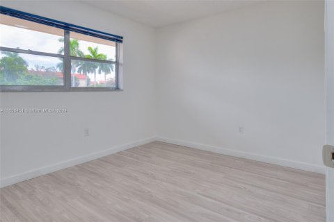 Condo in Sunrise, Florida, 2 bedrooms  № 1357174 - photo 9