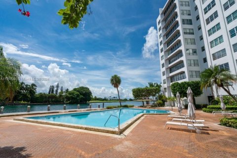 Condo in Bay Harbor Islands, Florida, 2 bedrooms  № 1206181 - photo 3