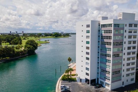 Condo in Bay Harbor Islands, Florida, 2 bedrooms  № 1206181 - photo 5