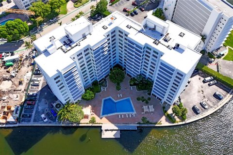 Copropriété à vendre à Bay Harbor Islands, Floride: 2 chambres, 106.84 m2 № 1206181 - photo 21