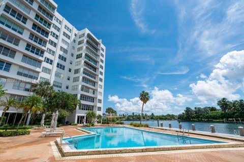 Copropriété à vendre à Bay Harbor Islands, Floride: 2 chambres, 106.84 m2 № 1206181 - photo 2