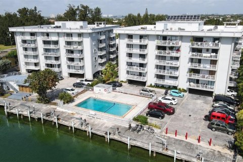 Condo in Miami Beach, Florida, 2 bedrooms  № 1031083 - photo 24