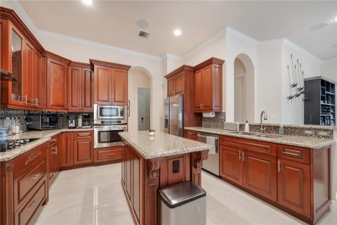 House in Miami, Florida 5 bedrooms, 304.07 sq.m. № 1387998 - photo 7