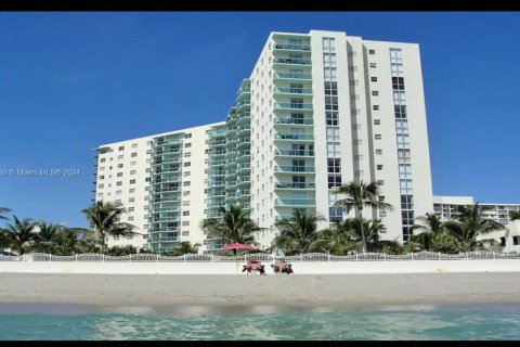 Condominio en venta en Hollywood, Florida, 1 dormitorio, 75.44 m2 № 1388088 - foto 17