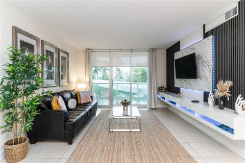 Condominio en venta en Hollywood, Florida, 1 dormitorio, 75.44 m2 № 1388088 - foto 2