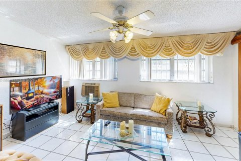 Casa en venta en Miami, Florida, 4 dormitorios, 243.96 m2 № 1418213 - foto 19