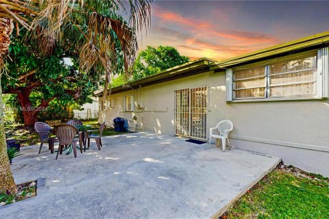 Casa en venta en Miami, Florida, 4 dormitorios, 243.96 m2 № 1418213 - foto 2