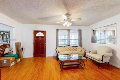 Casa en venta en Miami, Florida, 4 dormitorios, 243.96 m2 № 1418213 - foto 10