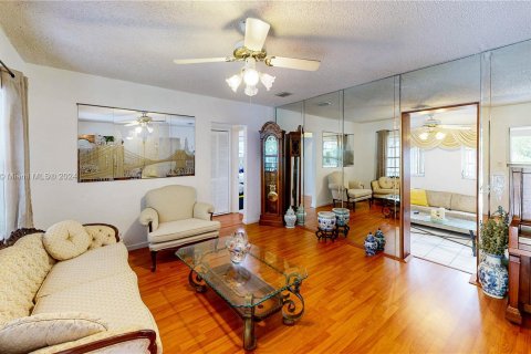 Casa en venta en Miami, Florida, 4 dormitorios, 243.96 m2 № 1418213 - foto 8