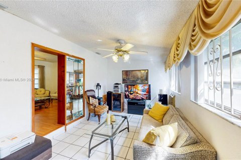 Casa en venta en Miami, Florida, 4 dormitorios, 243.96 m2 № 1418213 - foto 14