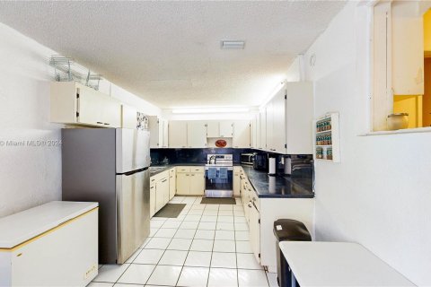 Casa en venta en Miami, Florida, 4 dormitorios, 243.96 m2 № 1418213 - foto 17