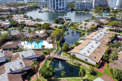 Villa ou maison à vendre à Hallandale Beach, Floride: 3 chambres, 151.99 m2 № 1018238 - photo 11