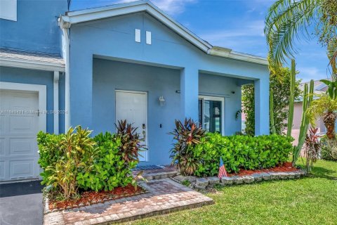 Villa ou maison à vendre à Miami, Floride: 4 chambres, 193.61 m2 № 1320863 - photo 3