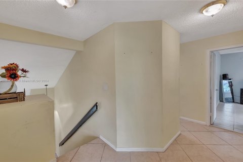 House in Miami, Florida 4 bedrooms, 193.61 sq.m. № 1320863 - photo 24