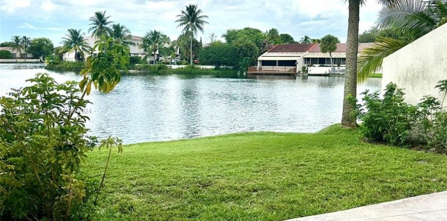 Adosado en Miami Lakes, Florida 3 dormitorios, 162.21 m2 № 1372881