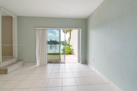 Touwnhouse à vendre à Miami Lakes, Floride: 3 chambres, 162.21 m2 № 1372881 - photo 12