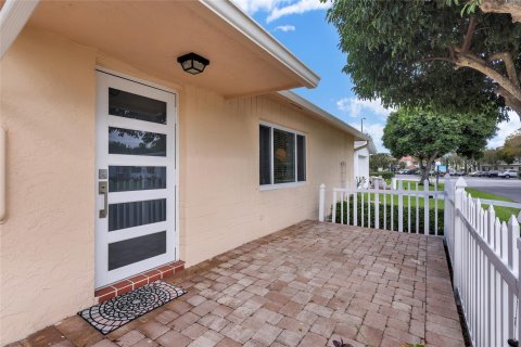 Villa ou maison à vendre à West Palm Beach, Floride: 2 chambres, 152.36 m2 № 1019870 - photo 5