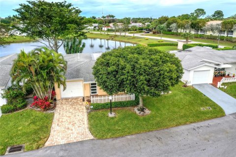 Villa ou maison à vendre à West Palm Beach, Floride: 2 chambres, 152.36 m2 № 1019870 - photo 4