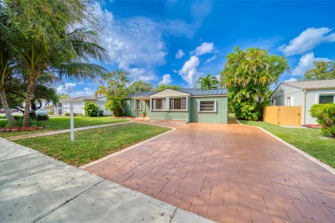 Villa ou maison à vendre à Miami Springs, Floride: 4 chambres, 185.99 m2 № 1058081 - photo 4