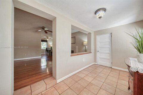 House in Miami Springs, Florida 4 bedrooms, 185.99 sq.m. № 1058081 - photo 7