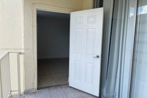 Copropriété à vendre à Hialeah, Floride: 1 chambre, 64.2 m2 № 1408375 - photo 11