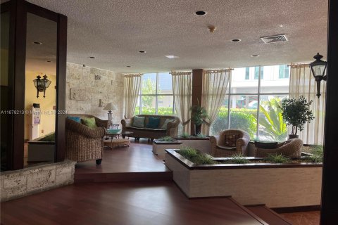 Condo in Hialeah, Florida, 1 bedroom  № 1408375 - photo 16