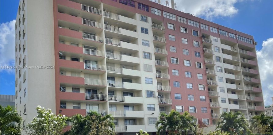 Condo à Hialeah, Floride, 1 chambre  № 1408375