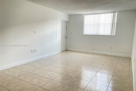 Copropriété à vendre à Hialeah, Floride: 1 chambre, 64.2 m2 № 1408375 - photo 5