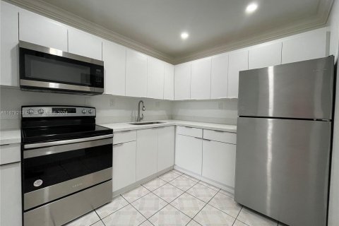 Condominio en venta en Hialeah, Florida, 1 dormitorio, 64.2 m2 № 1408375 - foto 4