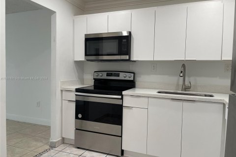 Condo in Hialeah, Florida, 1 bedroom  № 1408375 - photo 2