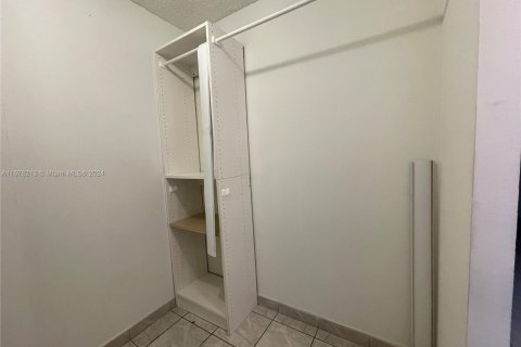 Condo in Hialeah, Florida, 1 bedroom  № 1408375 - photo 9