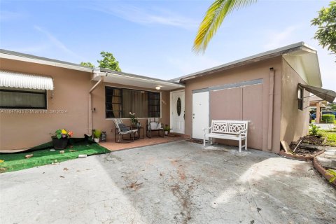 Casa en venta en Hollywood, Florida, 3 dormitorios, 194.91 m2 № 1330580 - foto 1