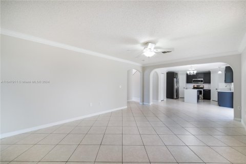 House in Port St. Lucie, Florida 5 bedrooms, 206.43 sq.m. № 1330577 - photo 9