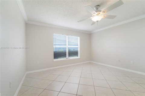 House in Port St. Lucie, Florida 5 bedrooms, 206.43 sq.m. № 1330577 - photo 13