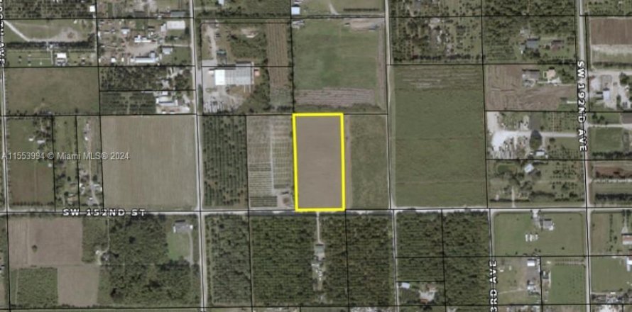 Commercial property in Homestead, Florida № 1074147