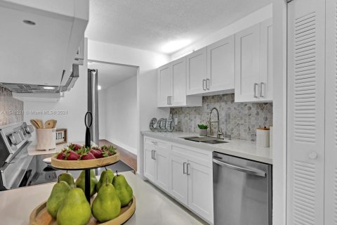 Condo in Pembroke Pines, Florida, 2 bedrooms  № 1035632 - photo 6