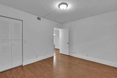 Condo in Pembroke Pines, Florida, 2 bedrooms  № 1035632 - photo 13