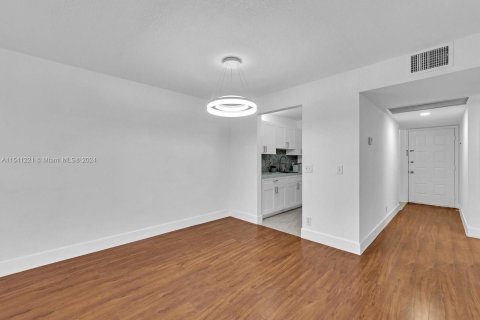 Condominio en venta en Pembroke Pines, Florida, 2 dormitorios, 102.75 m2 № 1035632 - foto 3