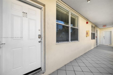 Condo in North Bay Village, Florida, 1 bedroom  № 1378998 - photo 15