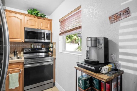 Condo in Miami, Florida, 2 bedrooms  № 1378993 - photo 11