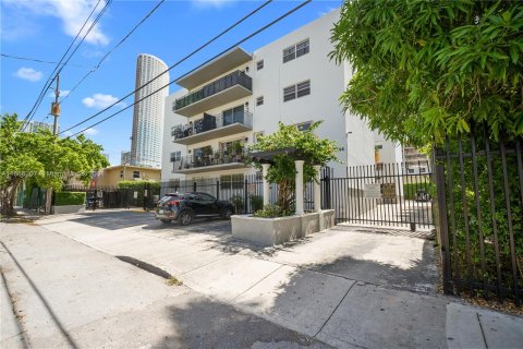 Copropriété à vendre à Miami, Floride: 2 chambres, 69.86 m2 № 1378993 - photo 2